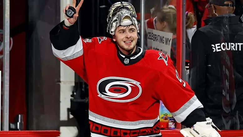 Пётр Кочетков оформил сухарь в первом матче сезона за «Каролину» и вышел на четвертое место в истории франшизы