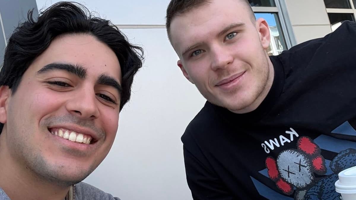 Бенжамин — представитель агенства Quartex и надёжный помощник Александра Никишина после его прибытия в Каролину.